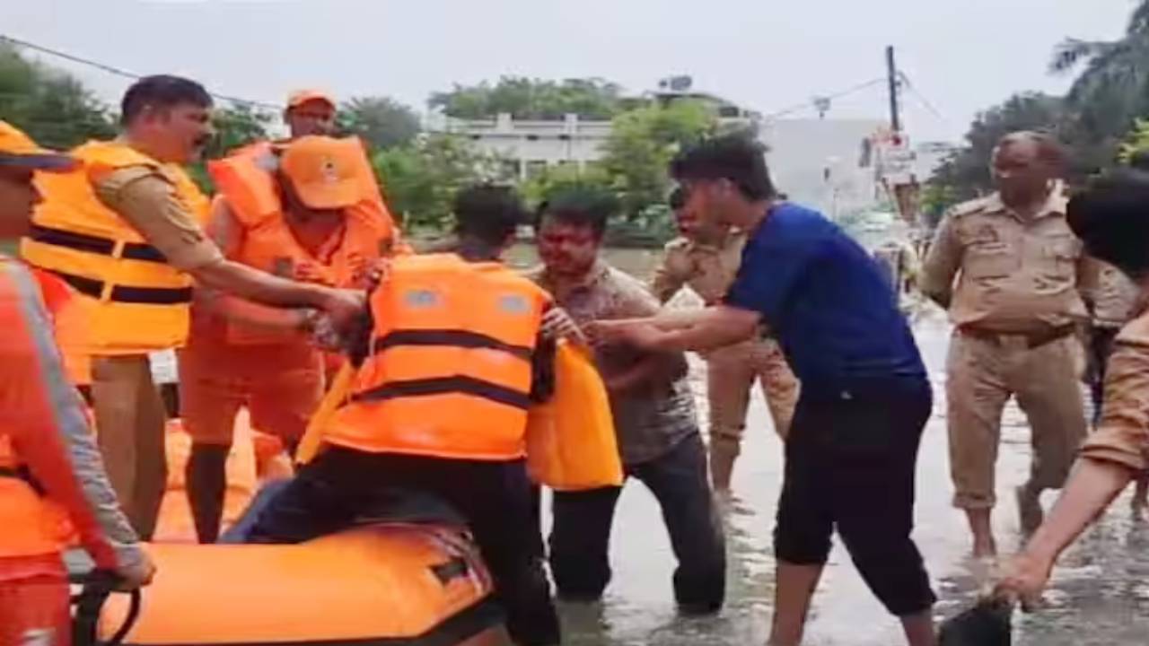 यूपी के बाराबंकी में बारिश का कहर, हजारों लोग बारिश में फसें; पिछले 36 घंटों से रेस्क्यू ऑपरेशन जारी