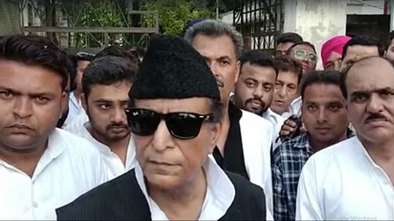 आज़म खान के ठिकानों पर आयकर विभाग का छापा, एमपी और युपी के कई शहरों में चल रही है कार्रवाई