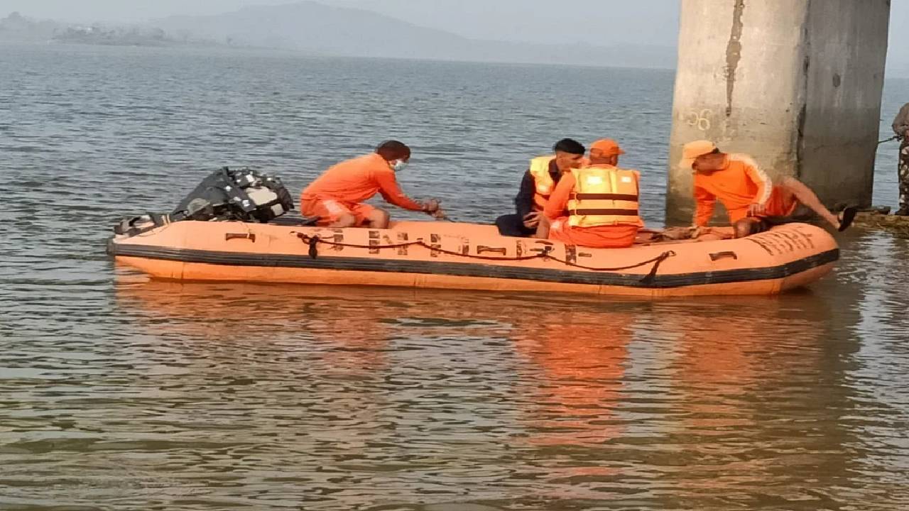 बिहार के मुजफ्फरपुर में स्कूली बच्चों से भरी एक नाव नदी में डूब गई, रेस्क्यू ऑपरेशन जारी