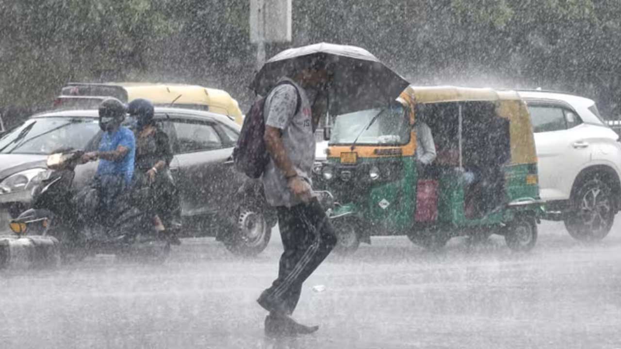 दिल्ली के लोगों को गर्मी से मिली राहत, तेज हवाओं के साथ हुई बारिश