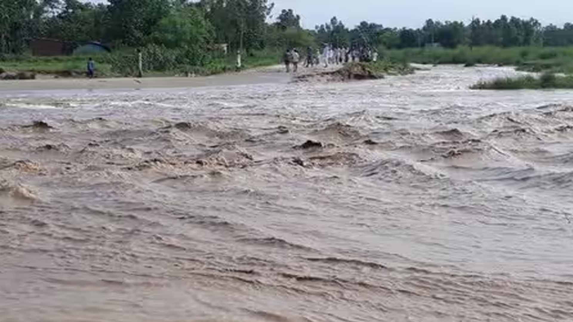 देश के कई क्षेत्रों में नदिया उफान पर है, मध्यप्रदेश में बाढ़ का खतरा बना हुआ है