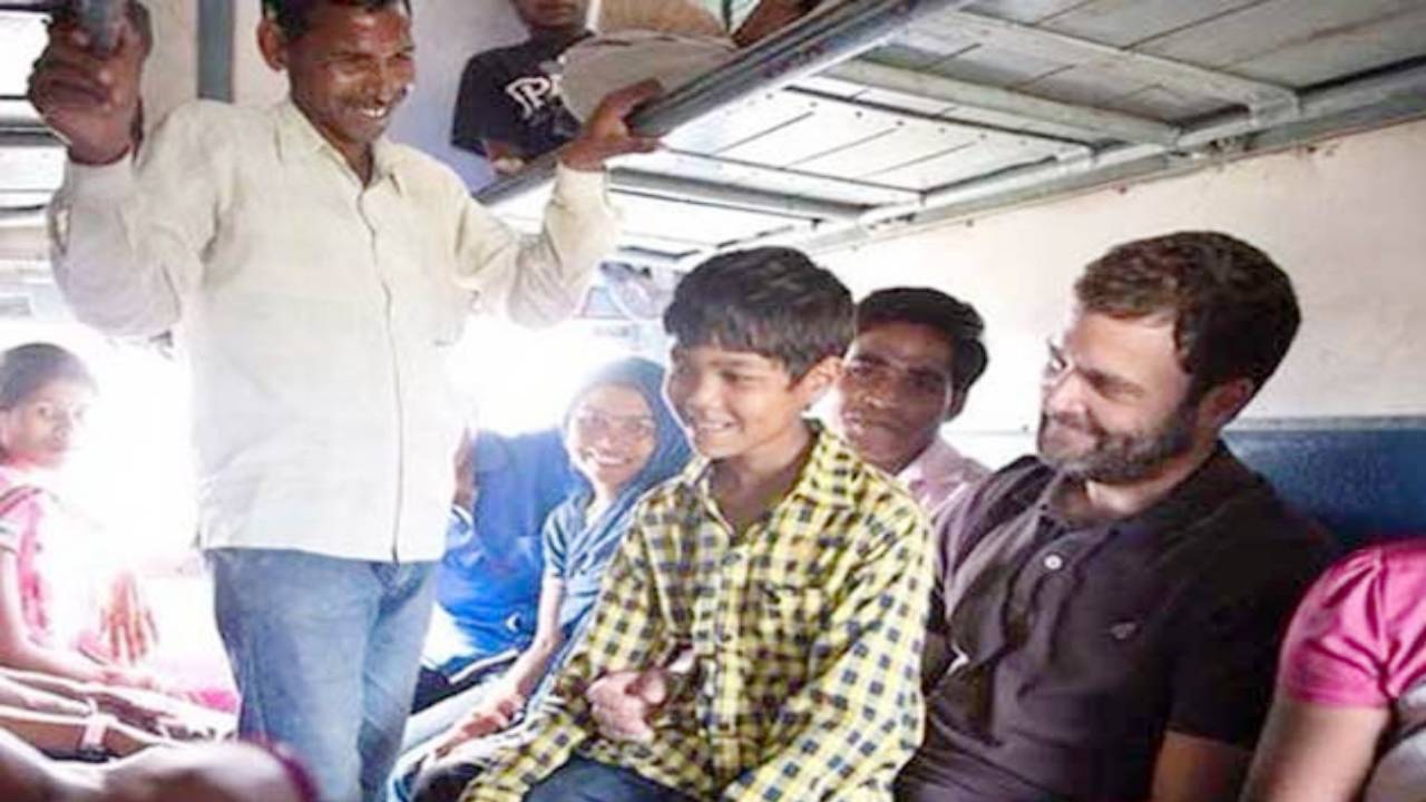 राहुल गांधी ने ट्रेन से 117 किलोमीटर का सफर किया 2 घंटे में बिलासपुर से रायपुर पहुंचे, यात्रियों से उनकी समस्याओ के बारे में बात की