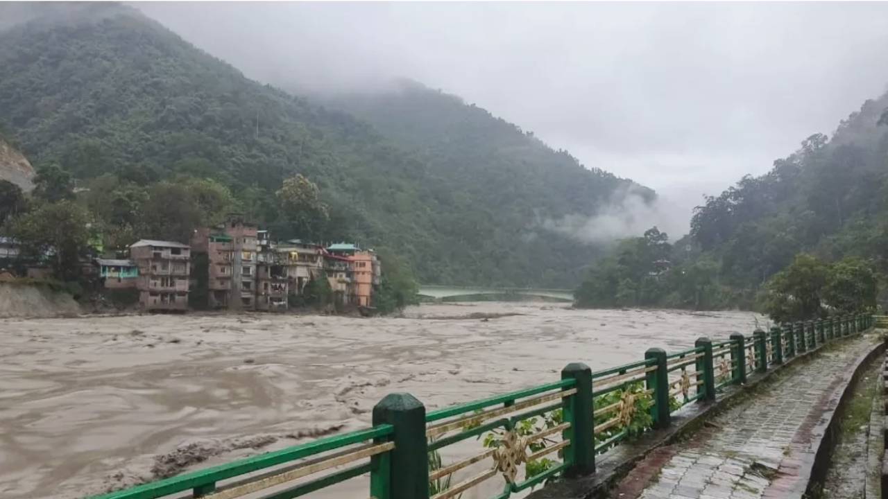 सिक्किम के सिंगतम में बादल फटने से आई बाढ़ में 23 जवान लापता, तलाशी अभियान जारी