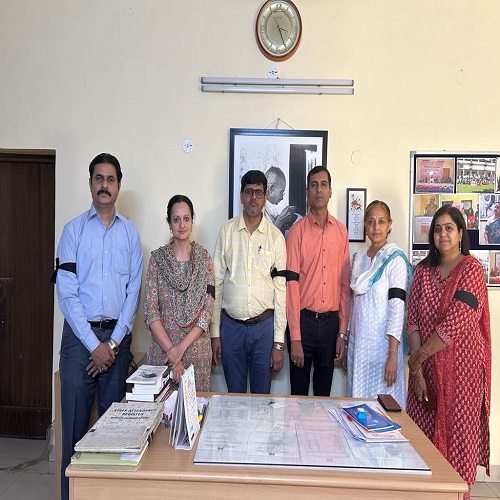 हरिदेव जाशी पत्रकारिता और जनसंचार विश्वरविद्यालय में पदोन्नपति (सीएएस) की प्रक्रिया पूरी नहीं होने पर शिक्षकों में बढ़ा आक्रोश,काली पट्टी बांधकर पढ़ा रहे