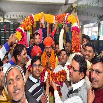 जयपुर बगरू से भाजपा प्रत्याशी डॉ वर्मा का जन संपर्क अभियान के दौरान फूल मालाओं एवं पुष्प वर्षा से जगह जगह भव्य स्वागत