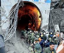 उत्तरकाशी टनल हादसे में रेस्क्यू ऑपरेशन, सुरंग में फंसे श्रमिकों को बाहर निकालने के लिए चल रहे बचाव अभियान
