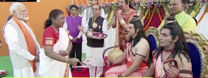 देशभर में दशहरे की धूम, लाल किले पर हुआ रावण दहन, राष्ट्रपति मुर्मू-पीएम मोदी ने राम-लक्ष्मण को तिलक लगाया
