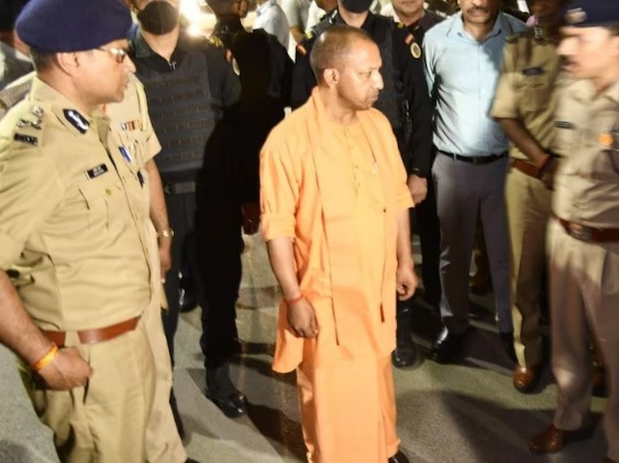 सीएम योगी के अफसरों को निर्देश - भू- माफियाओं के खिलाफ पुलिस अब और सख्‍त रवैया अपनाये