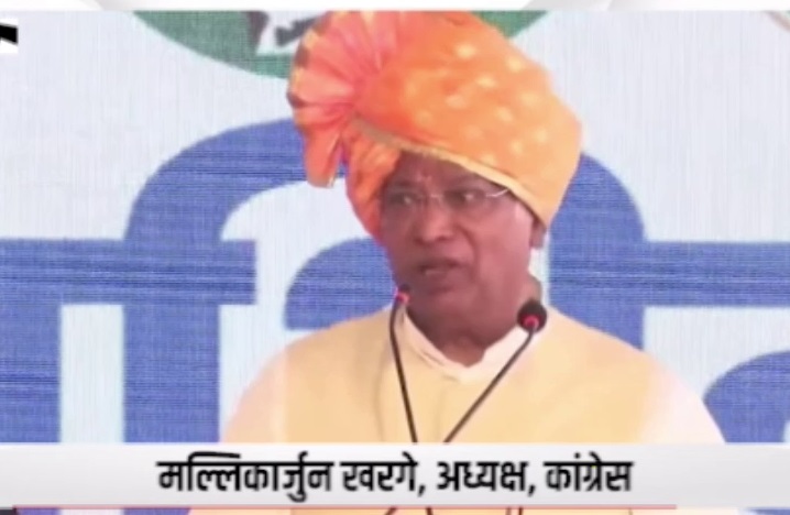 महाराष्ट्र की चुनावी रैली में खड़गे का योगी पर निशाना, वहां बच्चे मर रहे, वोट के लिए योगी कहते हैं बटेंगे तो कटेंगे