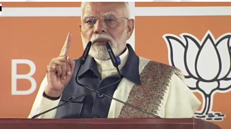 महाराष्ट्र जीत के बाद बीजेपी मुख्यालय पहुंचे पीएम मोदी, कार्यकर्ताओं को दी जीत की बधाई