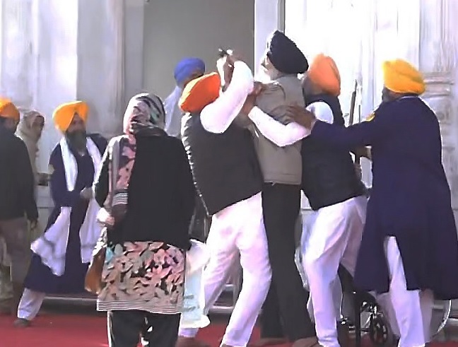 पंजाब के पूर्व डिप्टी CM सुखबीर बादल पर फायरिंग, आरोपी  नारायण सिंह सिख संगठन दल खालसा का मेंबर