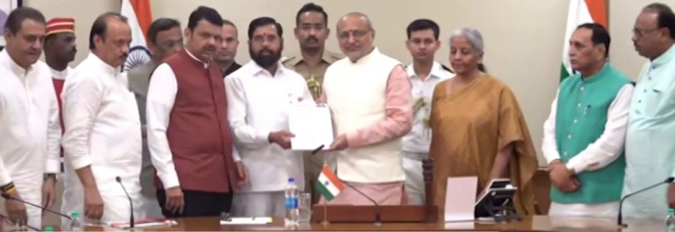 फडणवीस, एकनाथ सिंदे और अजित पवार ने राज्यपाल से की मुलाकात, सरकार बनाने का दावा किया पेश, केंद्रीय पर्यवेक्षक भी रहे मौजूद