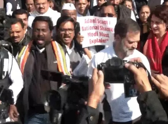 संसद के शीतकालीन सत्र के आठवे दिन विपक्षी सांसद काली जैकेट पहनकर संसद पहुंचे, अडानी जांच की मांग
