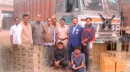पुलिस को चकमा  देकर 8.76 लाख की अवैध शराब गुजरात पहुंची, पुलिस ने दो को किया गिरफ्तार