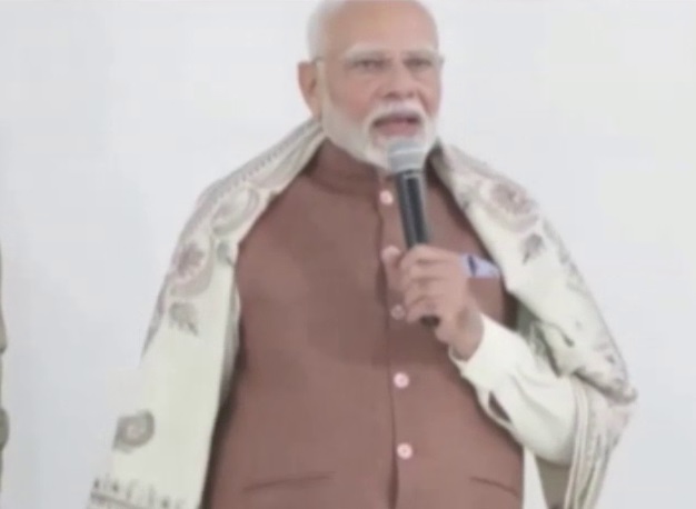 प्रधानमंत्री मोदी का कुवैत दौरा, गल्फ स्पिक वर्कर्स कैंप में भारतीयों से की बातचीत