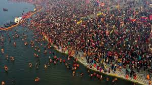 प्रयागराज के महाकुंभ में माघी पूर्णिमा का महास्नान, घाटों पर करोड़ों श्रद्धालुओं पर पुष्पवर्षा